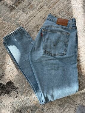 501 Levis: Light Blue Women Jeans - Classic Relaxed Fit